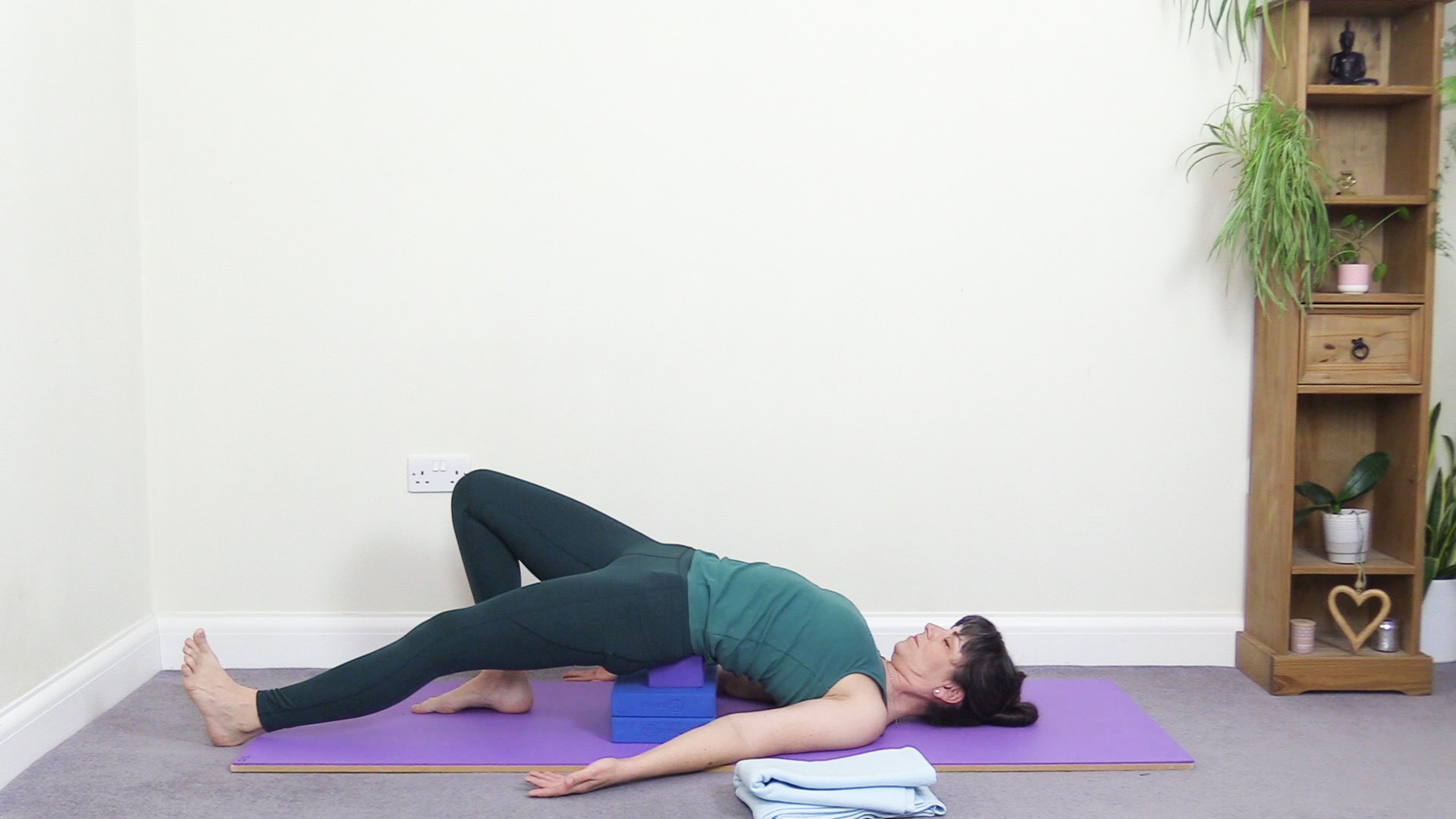 4 Yoga Poses To Clear The Vishuddha (Throat) Chakra & Stretch Your Neck |  LiForme